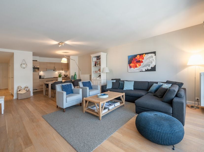 Magnifique appartement de trois chambres bénéficiant d'une situation exceptionnelle, à quelques pas de la mer et du centre de Knokke. Composition&amp;nbsp