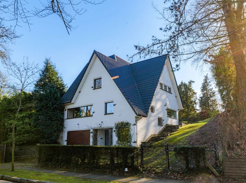 In de prestigieuze wijk Prince d'Orange, prachtige 4-gevel villa met een totaal bruto vloeroppervlak van ca. 300 m² en tuin op het zuiden op een perce