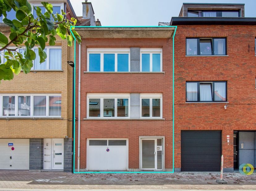 Deze verzorgde bel-etage is gelegen in een residentiële woonwijk, in een rustige doodlopende straat, en combineert een aangename woonomgeving met een
