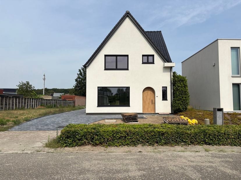 Volledig gerenoveerde gezinswoning met 3 slaapkamers, tuin en garage in Vorselaar.<br />
In een rustige doorlopende straat in Vorselaar bevindt zich d