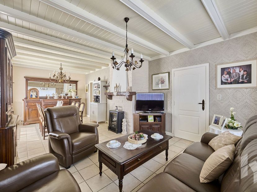 Zeer goed onderhouden woning (169 m²) met 3 slaapkamers, een veranda en carport op een mooi hoekperceel van 679 m².<br />
INDELING:<br />
Gelijkvloers