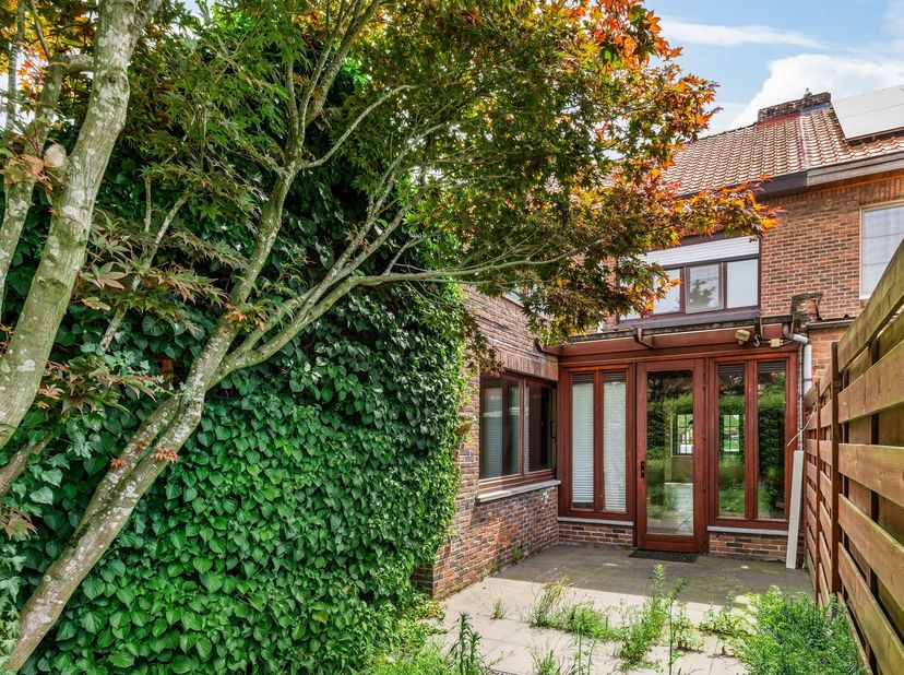 Maison à rénover comprenant 3 chambres, d'une superficie de 204 m²<br />
<br />
Situation : Situation très calme dans une impasse adaptée aux enfants,