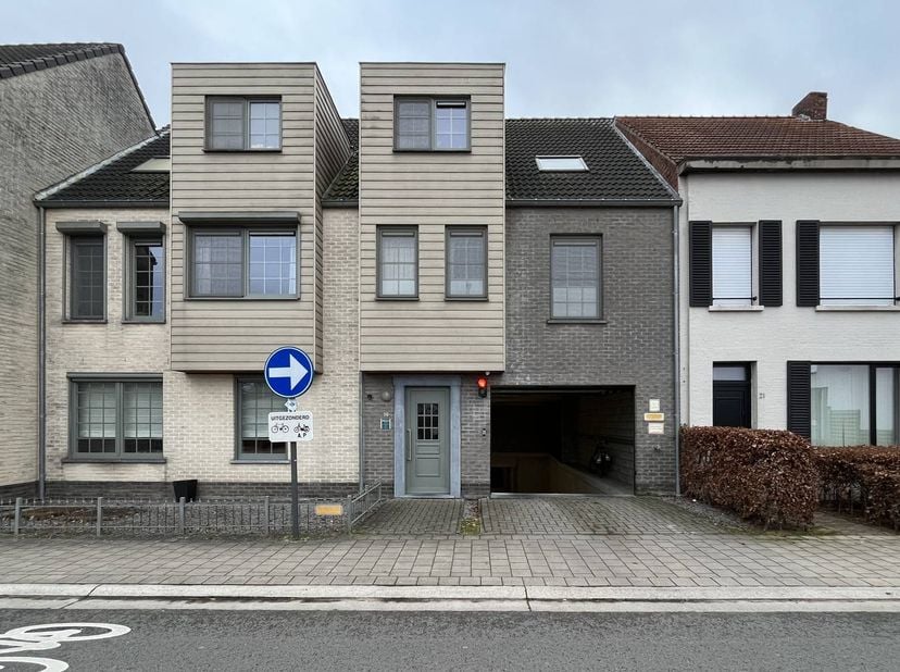 Ondergrondse staanplaats en berging te koop in het centrum van Rijkevorsel. De ondergrondse staanplaats is te bereikbaar via en zijstraat van de Oostm