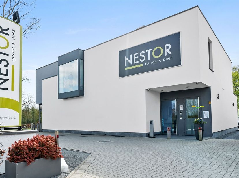 Deze recente brasserie (bouwjaar 2012) is commercieel perfect gelegen aan de Staatsbaan in Lubbeek met een grote visibiliteit en ruime parkeermogelijk