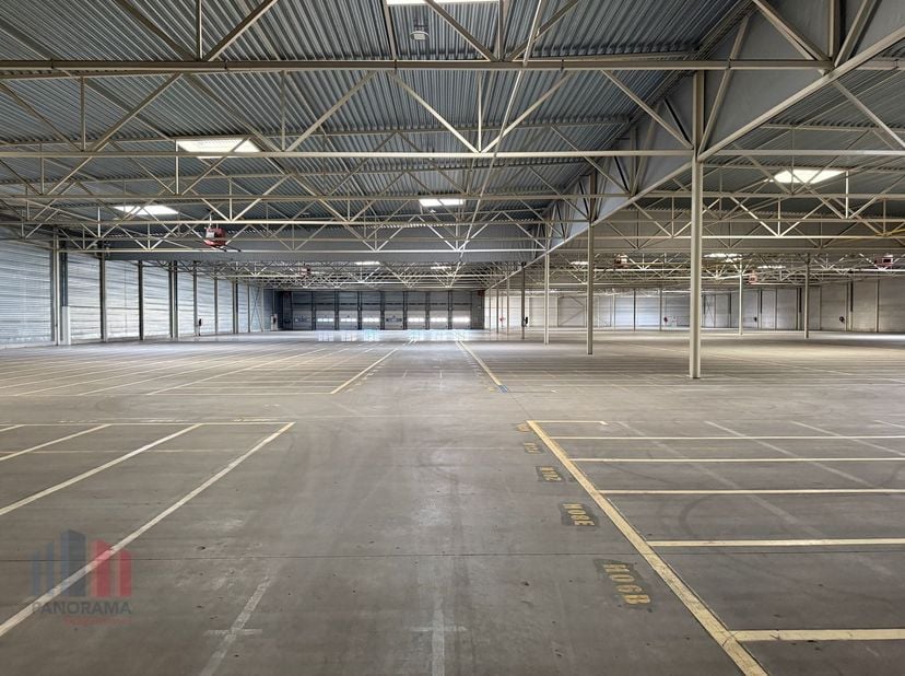 Fantastique entrepôt logistique d'une superficie de 6 270 m² (extensible à 15 370 m²) à louer dans la zone industrielle de Hoogveld, à proximité de la