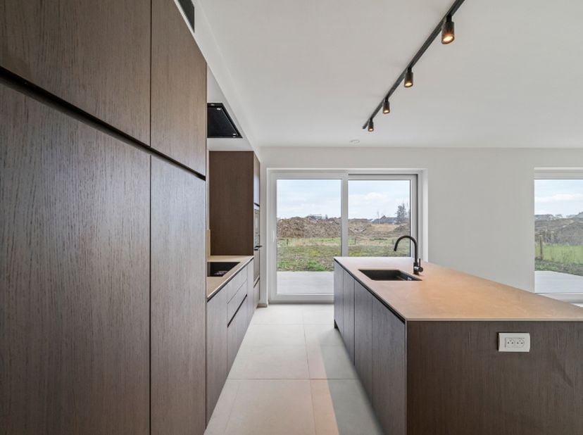 Deze hedendaagse nieuwbouwwoning met zadeldak op lot 71 is ondertussen volledig kwalitatief afgewerkt en beschikt over 4 slaapkamers, een vaste trap n