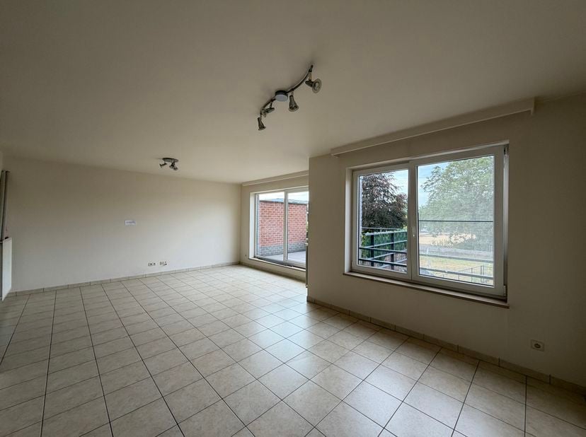 Te huur: aangenaam 2-slaapkamerappartement in Peer. Het appartement heeft een praktische indeling met een ruime woonkamer met open keuken, twee slaapk