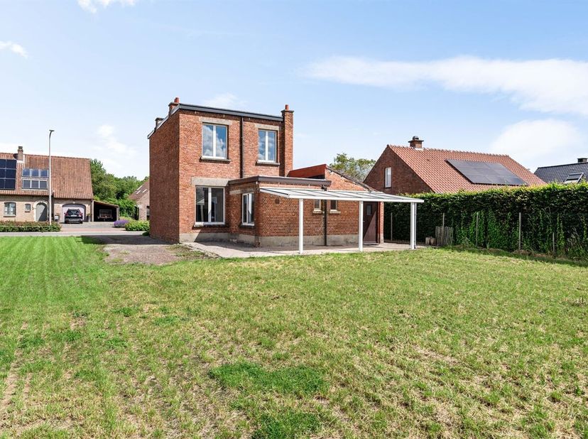 TE RENOVEREN OPEN BEBOUWING (139m²) MET DRIE SLAAPKAMERS  OP EEN  PERCEEL VAN 2.086 M² BIEDT TAL VAN MOGELIJKHEDEN OP TOPLOCATIE TE VREMDE<br />
In de
