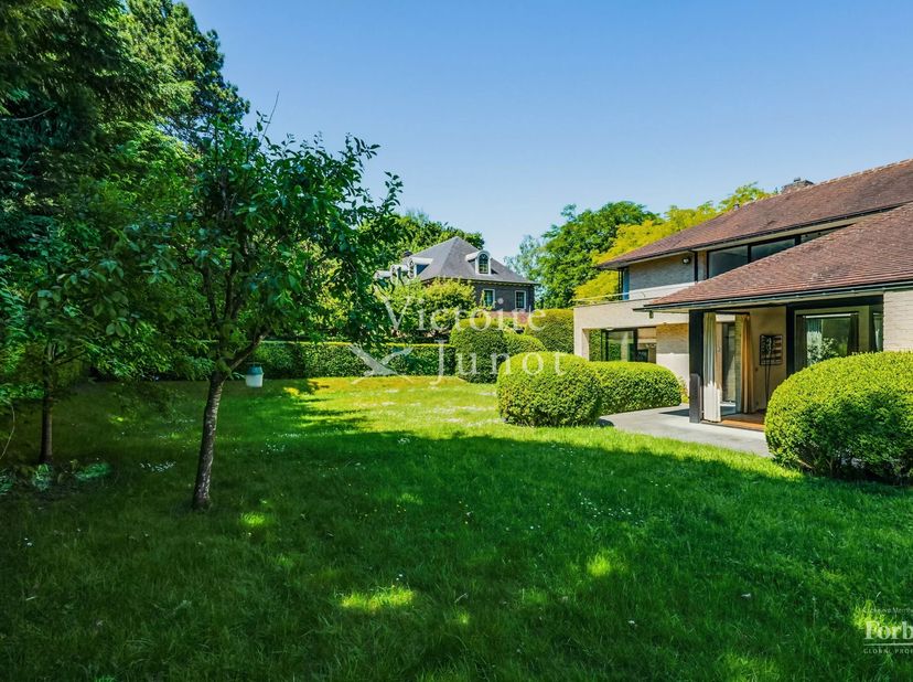 In de wijk Prins van Oranje, in een discrete en afgesloten privéwoning, prachtige villa met een totale oppervlakte van ± 453 m² bruto (volgens PEB) me