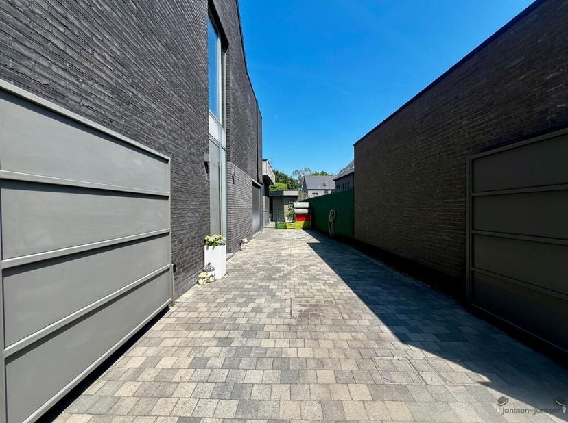 Vous recherchez une maison familiale moderne, prête à emménager, où l'espace, la lumière et le confort occupent une place centrale ? Alors cette éléga
