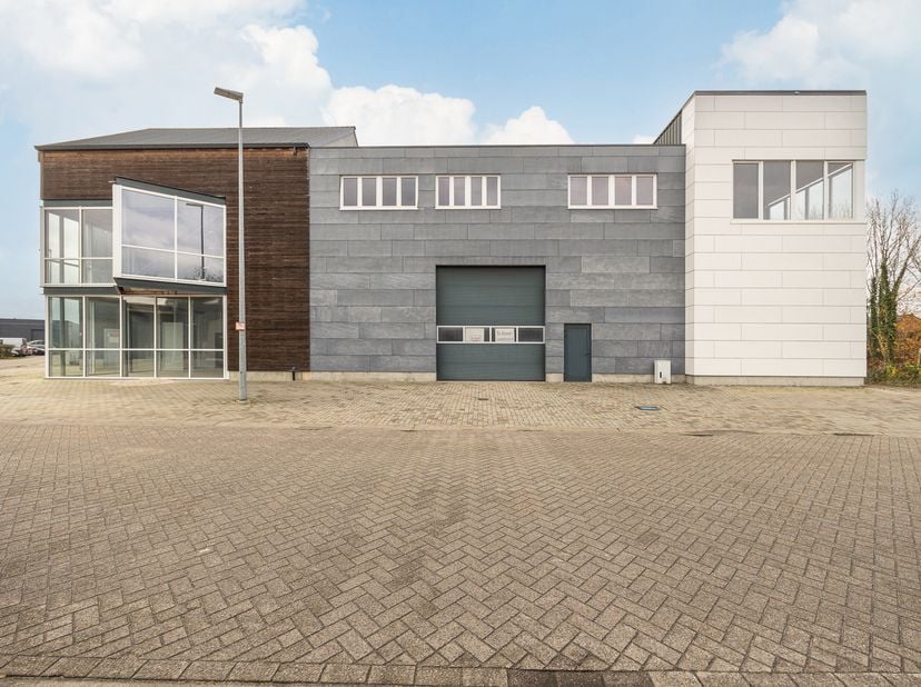 Unieke bedrijfssite op volledig perceel – magazijnen, showroom, kantoren en casco woonst<br />
<br />
Op het bedrijventerrein Mariëndal wordt deze uit