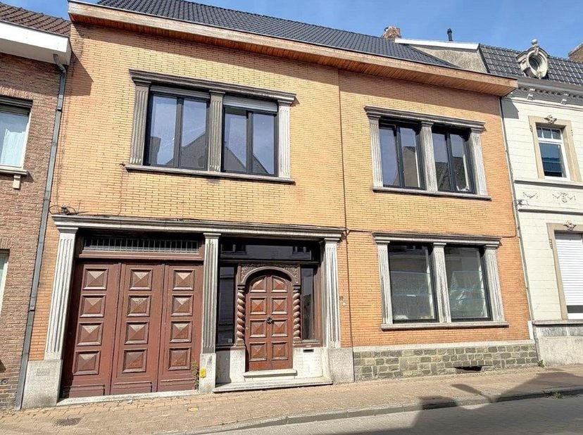 De woning met tal van authentieke elementen omvat een statige inkomhal, een ruime living, keuken, plaats voor een badkamer en apart toilet op het geli