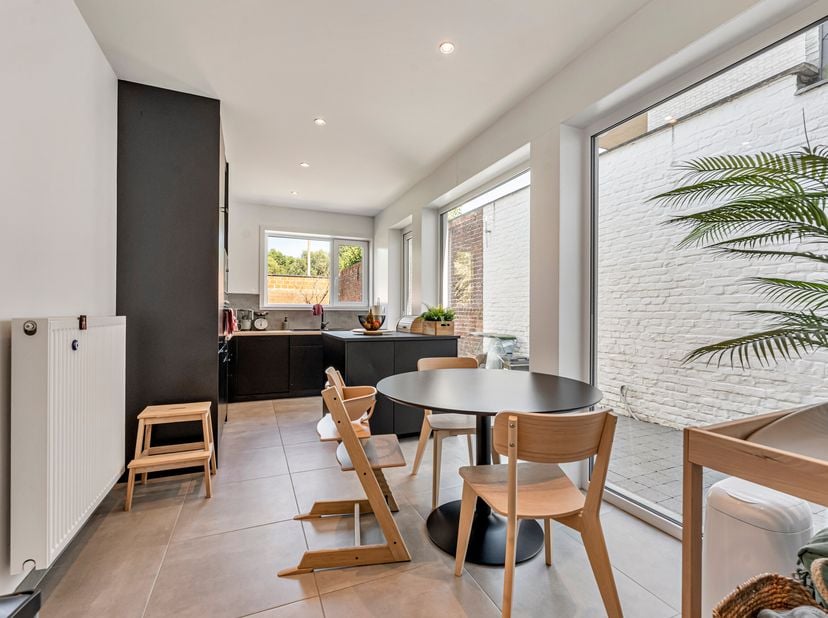 Gerenoveerde woning in Bissegem te koop !<br />
We betreden deze woning via de inkomhal met authentieke elementen en komen binnen in de leefruimte. De
