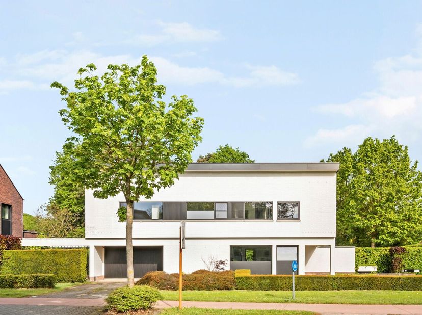 Architecturale topwoning van de hand van architect Louis Ghysebrechts, bekend van onder meer het Administratief Centrum en de Grenslandhallen in Hasse