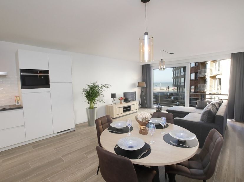 Bent u op zoek naar een instapklaar appartement aan de Belgische kust? Dan is dit volledig gerenoveerde appartement, uitstekend gelegen vlak bij de Ze