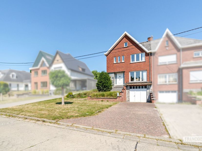 Op een uitstekende locatie in Herzele, nabij de Burcht, bevindt zich deze robuuste halfopen bebouwing op een perceel van 439 m². Dankzij de gunstige l