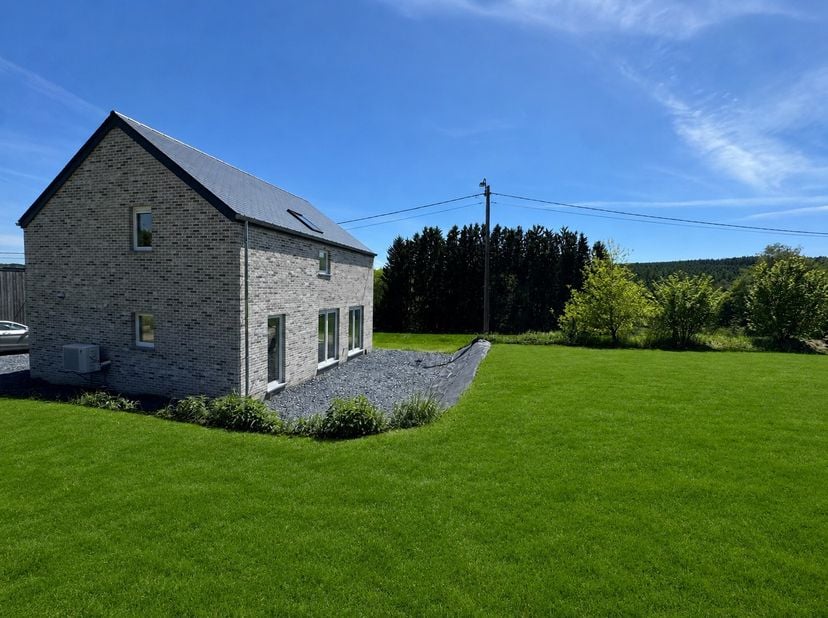 ISIMMO a le plaisir de vous proposer cette jolie maison neuve bénéficiant d'une belle vue sur la campagne et les forêts environnantes, le tout sur un