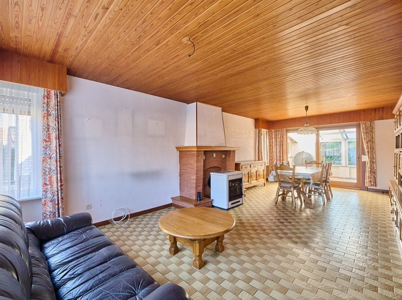 In een rustige woonstraat in Mol-Achterbos vindt u deze vergunde woning uit 1961 op een perceel van 337 m². Een woning waar al een aantal belangrijke