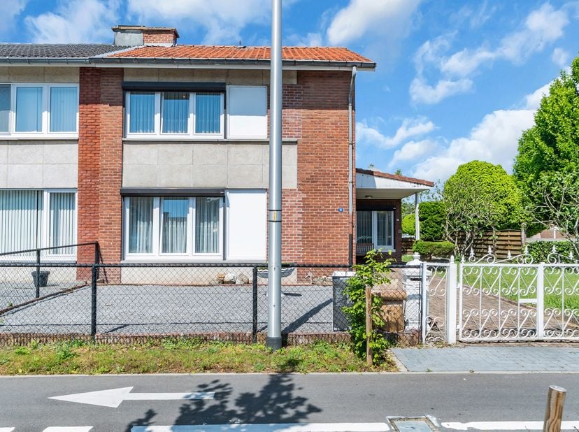 Charmante halfopen gezinswoning met 3 slaapkamers, garage en zonnige tuin<br />
Op zoek naar een ruime en instapklare gezinswoning waar comfort, licht