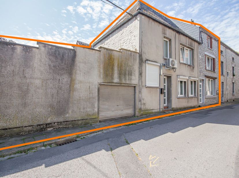 Votre agence de Mariembourg vous présente à proximité du centre de Mariembourg, un lot dimmeubles comprenant une maison, un immeuble de 3 studios et 2