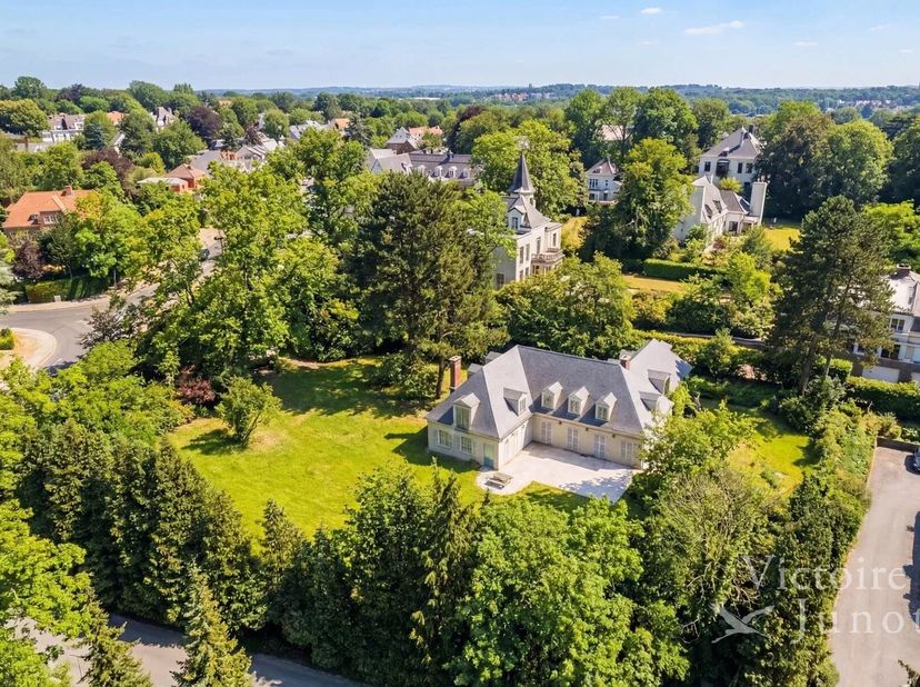 Idéalement située dans lun des secteurs les plus exclusifs et recherchés de Rhode-Saint-Genèse, à la frontière immédiate dUccle, Victoire-Junot vous p