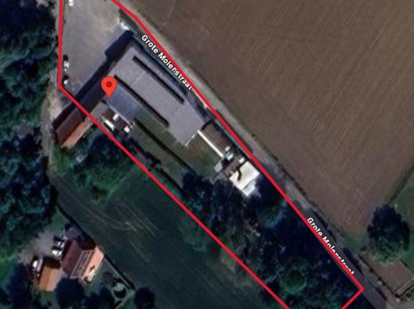 Zonnebeke: Woonst met loods (nijverheidszone) en garageMogelijkheid om loods uit te breiden (+/- 600m² extra)zie plan De woning bestaat uit : Gelijkvl