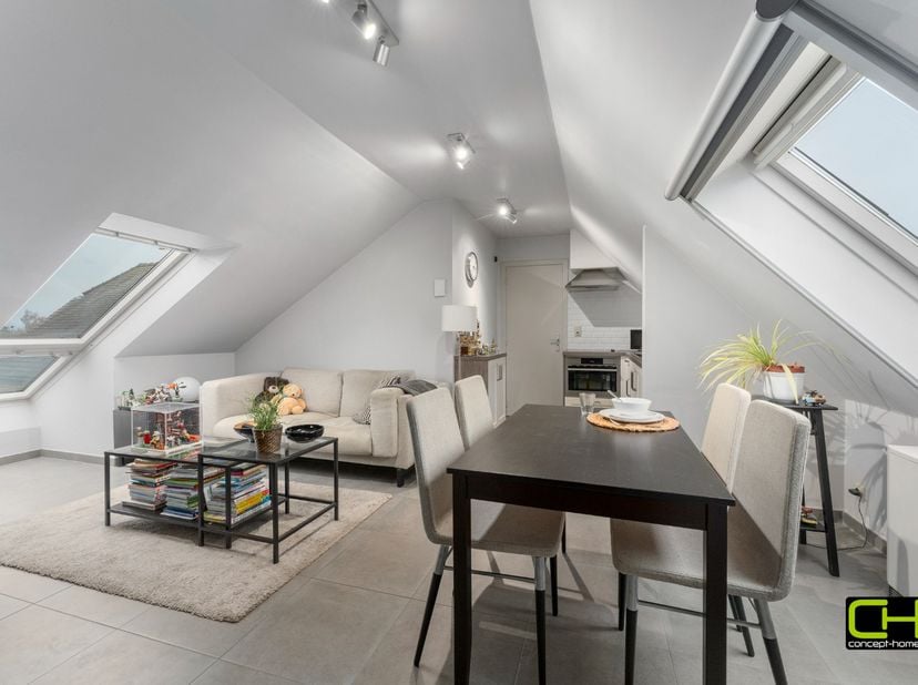 In het hart van het gezellige dorp Lovendegem bevindt zich dit aangename appartement op de derde verdieping. Het is een knus en praktisch appartement