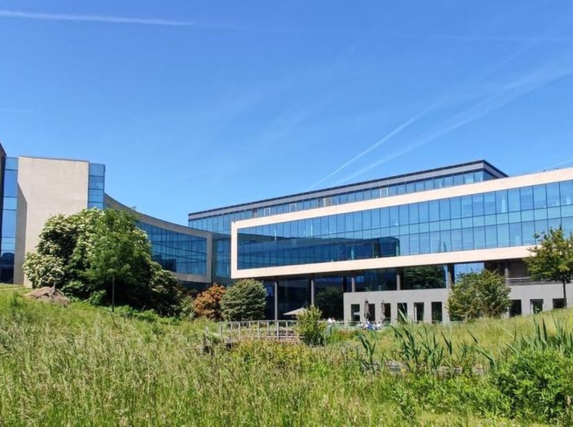 Bureaux de standing de 300 m² à louer, idéalement situés à proximité du ring R0 à Anderlecht.<br />
<br />
Les bureaux meublés disposent de tout le co