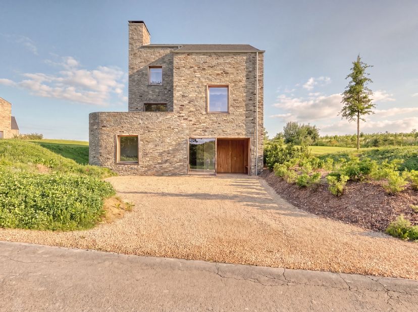 A Redu, village bien connu pour être le village du livre, et non loin de l'ESA, venez découvrir cette jolie villa contemporaine en pierre du pays. Ave