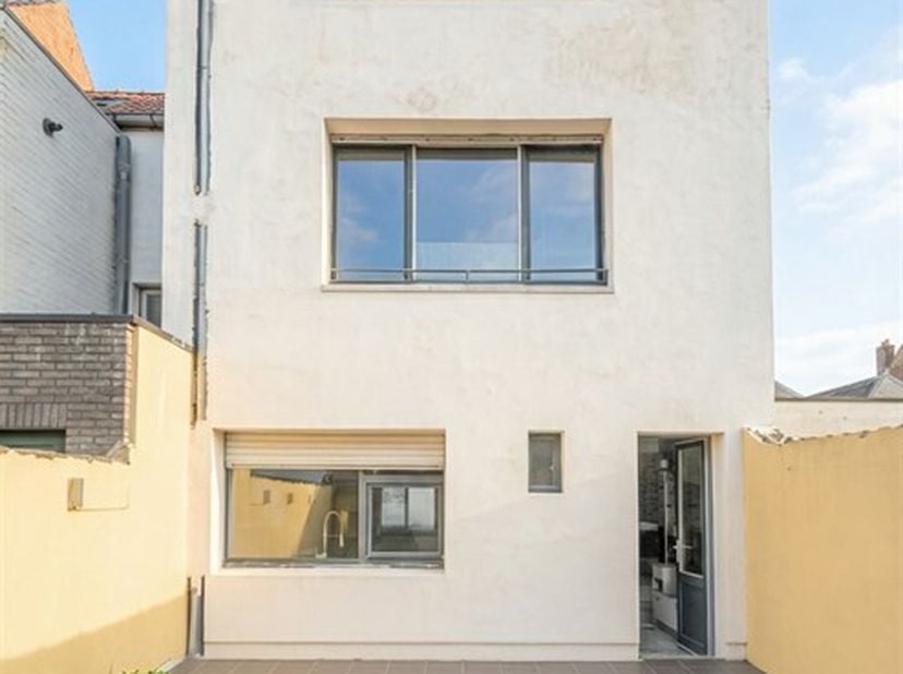 In de Zuidstraat in Bredene bevindt zich deze  gerenoveerde en instapklare woning met vier grote slaapkamers. Dankzij de gunstige ligging, vlakbij het
