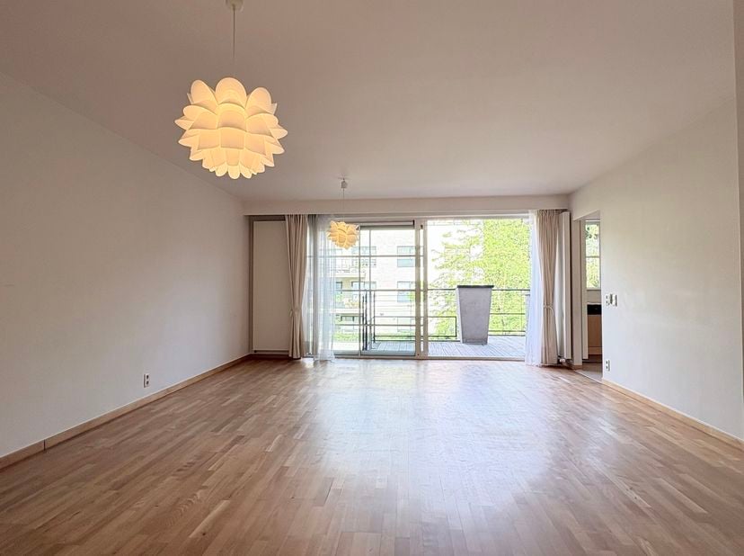 Magnifique appartement de 124m² avec : <br />
- 1 hall de jour avec toilette visiteur et vestiaire intégré<br />
- 1 hall de nuit avec toilette<br />