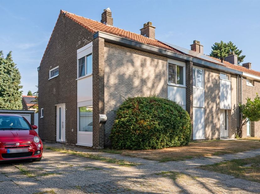 Instapklare gezinswoning met 3 slaapkamers en garage<br />
Locatie:<br />
De woning is zeer rustig gelegen in een kindvriendelijke woonwijk te Schorvo