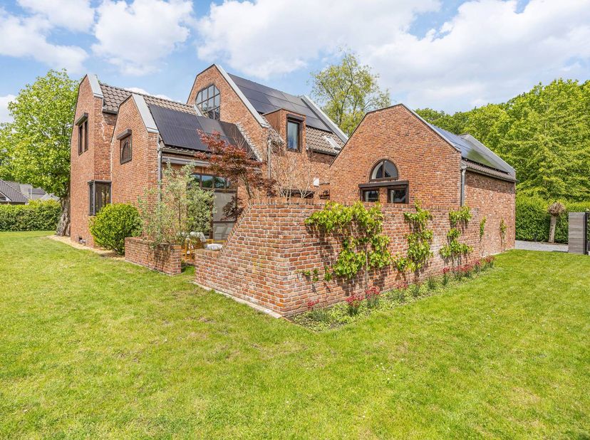 Vous recherchez un bien immobilier exclusif à Hasselt ? Cette maison de 1975 magnifiquement rénovée dans un style japonais relaxant offre un équilibre