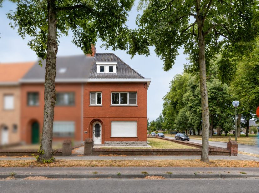 Bent u op zoek naar een woning die u volledig naar eigen smaak kunt renoveren? Dan is deze ruime gezinswoning in het gegeerde Brugge beslist een bezoe