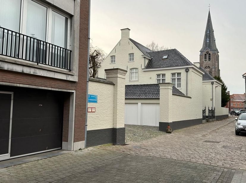 Individuele garagebox voorzien van metalen kantelpoort met cilinderslot. De garagebox is afgesloten van de openbare weg (A. Rodenbachstraat 4) door ee