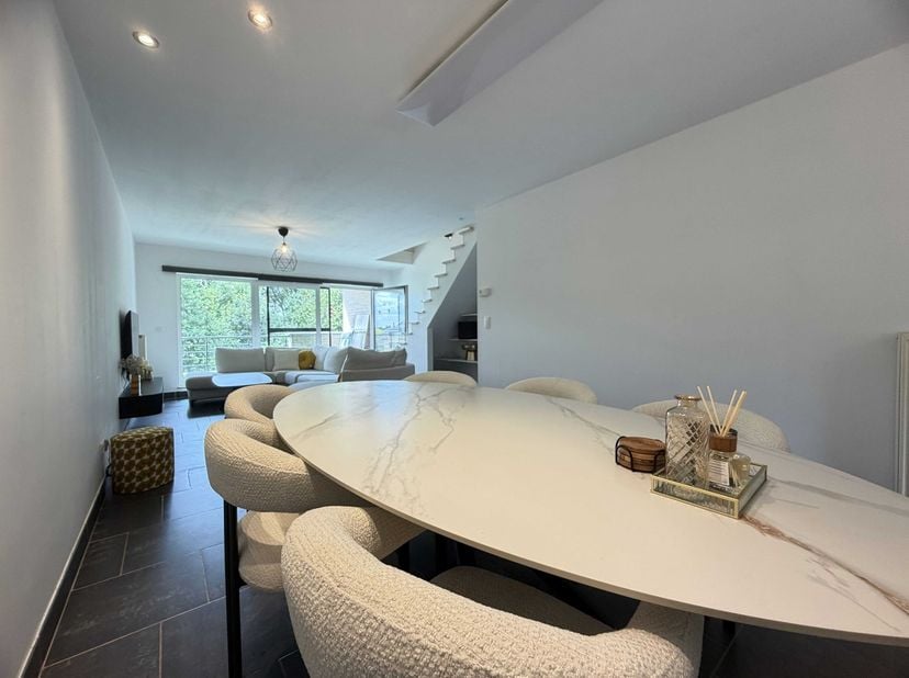 Ben je op zoek naar een ruim en instapklaar duplexappartement met 3 slaapkamers op een centrale locatie? Dan is dit appartement in de Genkse wijk Wate