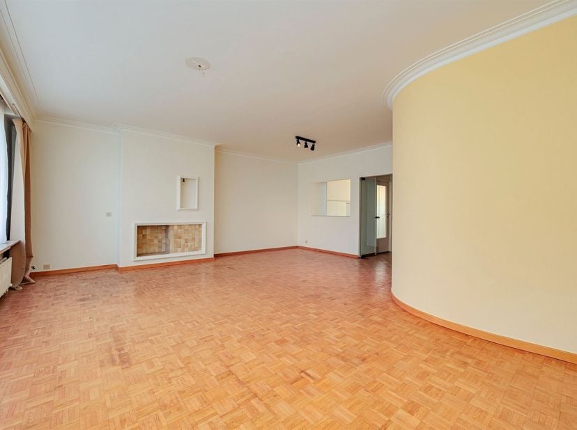Zeer licht en goed onderhouden appartement met lift in een klein appartementsblok staat te koop op de Karel Mestdaghplein 11 te Wilrijk, niet ver van