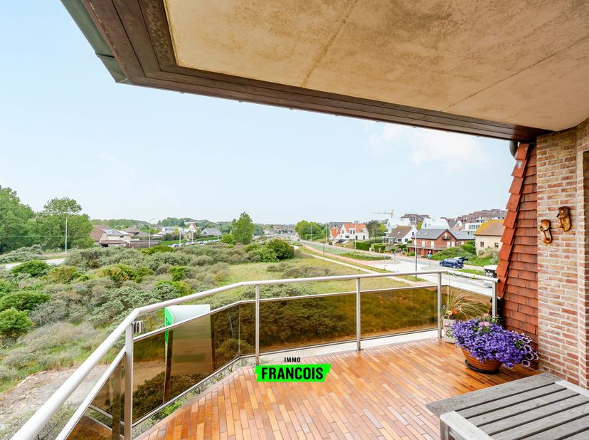 In het gegeerde Oostduinkerke (Groenendijk) bevindt zich dit lichtrijke hoekappartement met een uitstekende zuidwestoriëntatie. Dankzij de grote raamp