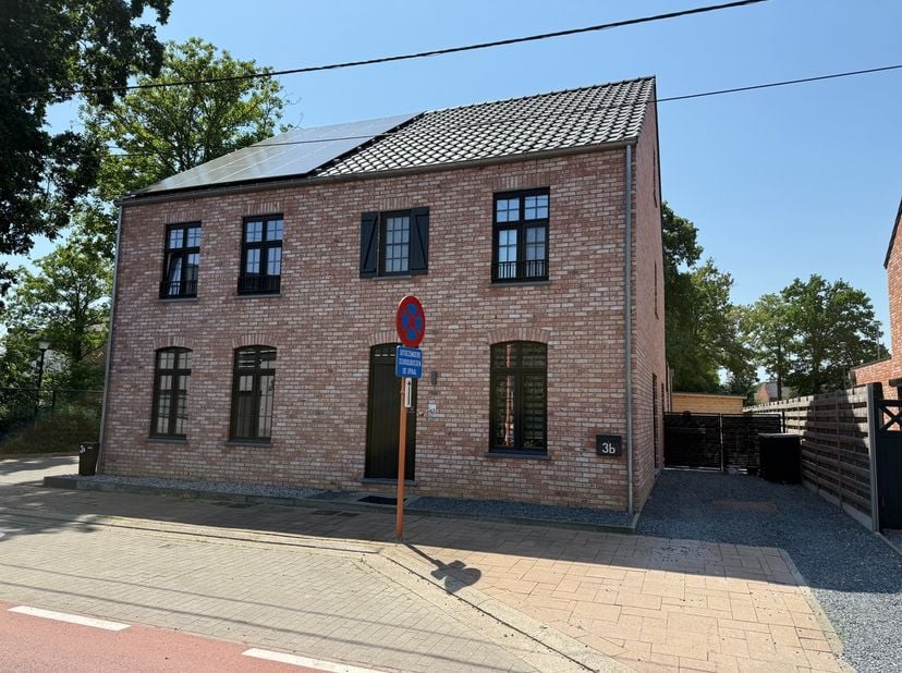 Tijdloze woning van 186 m2 met 4 slaapkamers op wandelafstand van het centrum.<br />
<br />
Aankoop tegen slechts 2% registratierechten (indien enige