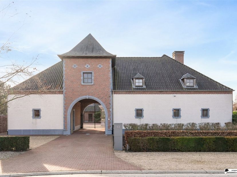 In het hart van Loenhout bevindt zich deze exclusieve villa (bouwjaar 2007) op een perceel van bijna 2.000 m², met een bewoonbare oppervlakte van ca.