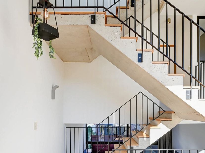 <br />
Recente rijwoning die dankzij de architectuur, hoogte en riante ramen in beide gevels, een visuele en gevoelsmatige sfeer van enorme ruimte en