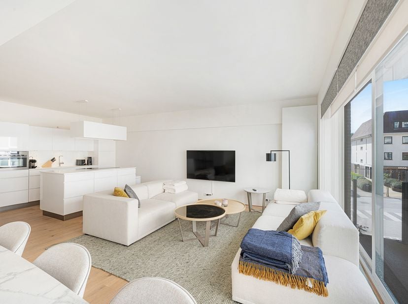 Cet appartement moderne avec vue latérale sur la mer est idéalement situé, à proximité des commerces de la Kustlaan et à quelques pas de la plage et d