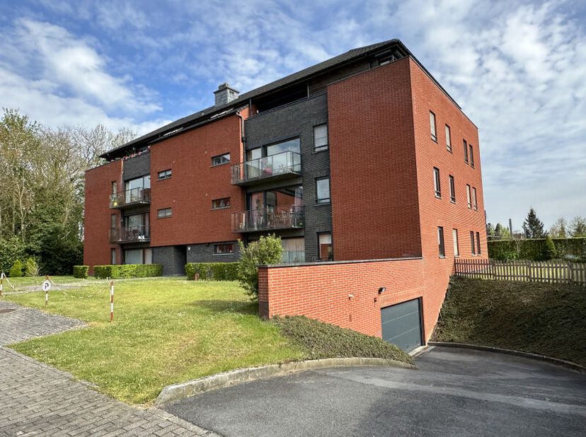 Dans le beau quartier Val Lise, rue très calme, à 2' de la gare d'Enghien, spacieux appartement comprenant hall d'entrée avec wc séparé, lumineux séjo