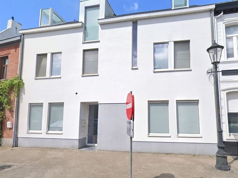 Prachtig gelijkvloers duplex appartement met twee slaapkamers en tuin<br />
Ligging: Toplocatie in het hart van Meerhout, met alle dagelijkse voorzien