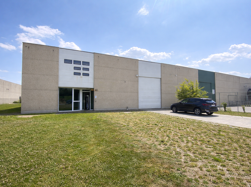 Entrepôt de 540 m² utile sur une parcelle de 991 m². <br />
--&amp;gt; Destination PME/B2B tant industrielle qu'artisanale et entreposage<br />
SITUATION<