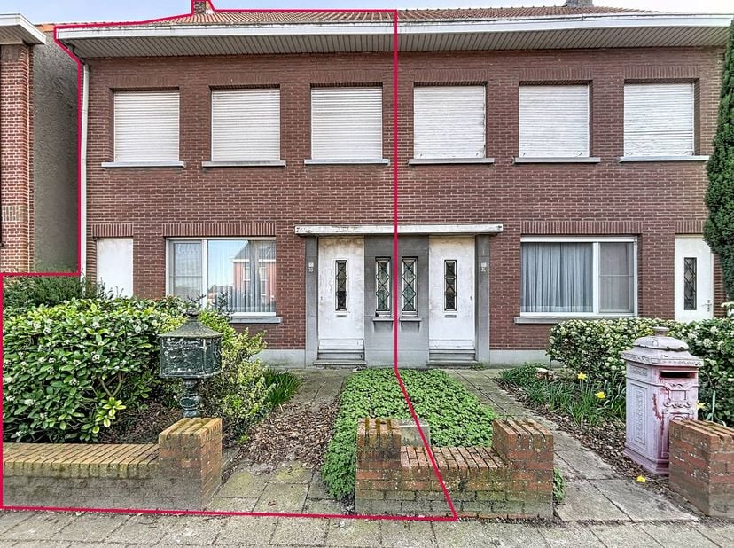 Indeling als volgt:<br />
- Inkomhal met toegang tot de zit- en eethoek.<br />
- Leefruimte/eetkamer opgedeeld in aparte eet- en zithoek.<br />
- Keuk