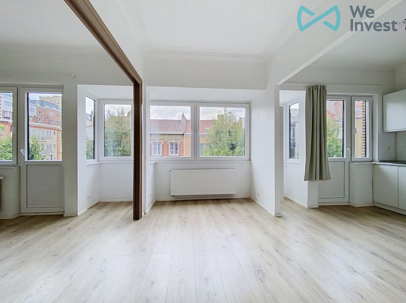 Vlakbij de ULB - Appartement met 2 slaapkamers<br />
De woning, die per direct beschikbaar is, bestaat uit een hal, een ruime woon-/eetkamer met een o