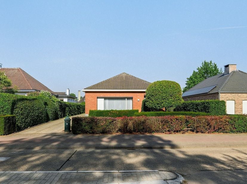 Description<br />
Maison familiale à rénover comprenant 3 chambres et un grand garage, sur un terrain de 823 m²<br />
Cette maison familiale de 3 cha