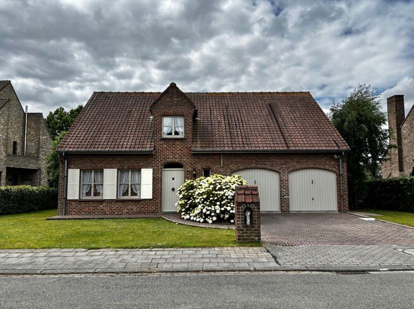 Een ruime, vrijstaande woning op een perceel van meer dan 14 are, rustig gelegen op slechts 600 meter van het centrum van Beselare — met weids uitzich