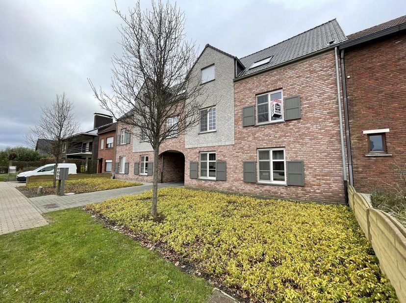 RESIDENTIE DE POTAERDE - EERSTE VERDIEPING<br />
Inkomhal 8,5 m² op tegel met gastentoilet en handenwasser.<br />
Lichtrijke leefruimte 45 m² op tegel